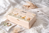 personalisiertes Frühstücksbrettchen,
Frühstücksbrettchen mit Namen,
Holzbrettchen personalisiert,
Kinder Frühstücksbrett,
Brettchen mit Tiermotiv,
Frühstücksbrettchen aus Buchenholz,
Geschenk zur Geburt personalisiert,
Geschenk für Kinder mit Namen,
graviertes Holzbrett Kinder,
Frühstücksbrettchen handgefertigt Deutschland