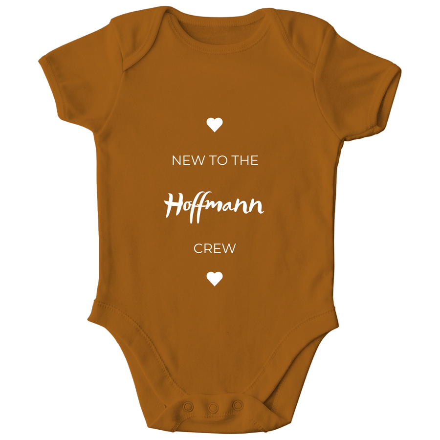 Personalisierter „Neu in der Crew“ Baby Body – Individueller Familienname Strampler