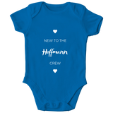 Personalisierter „Neu in der Crew“ Baby Body – Individueller Familienname Strampler
