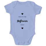 Personalisierter „Neu in der Crew“ Baby Body – Individueller Familienname Strampler
