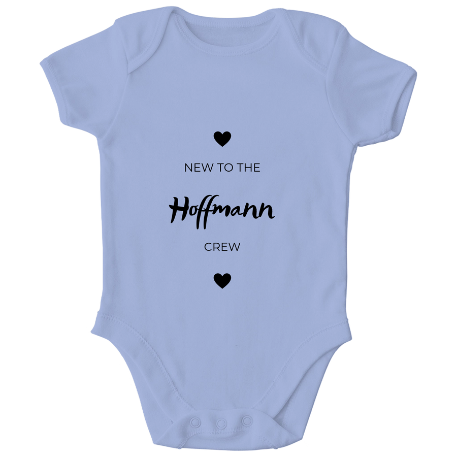 Personalisierter „Neu in der Crew“ Baby Body – Individueller Familienname Strampler