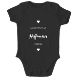 Personalisierter „Neu in der Crew“ Baby Body – Individueller Familienname Strampler