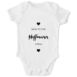 Personalisierter „Neu in der Crew“ Baby Body – Individueller Familienname Strampler