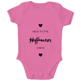 Personalisierter „Neu in der Crew“ Baby Body – Individueller Familienname Strampler