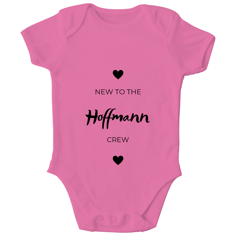 Personalisierter „Neu in der Crew“ Baby Body – Individueller Familienname Strampler