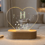 Personalisiertes Herz LED Nachtlicht – Acryl Lampe mit Wunschnamen, floralem Design & Holzsockel