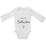 Personalisierter Baby-Body „New to the Crew“ – Neugeborenen-Strampler mit individuellem Namen, Geschenk zur Babyparty & Geburtsankündigung