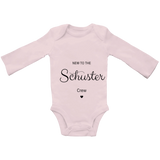 Personalisierter Baby-Body „New to the Crew“ – Neugeborenen-Strampler mit individuellem Namen, Geschenk zur Babyparty & Geburtsankündigung