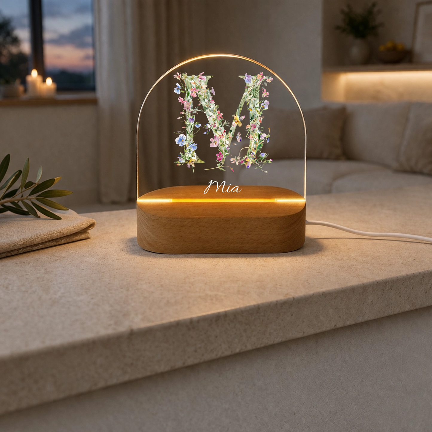 Personalisiertes LED Nachtlicht mit floralem Monogramm & Wunschname | Acrylglas Lampe mit Holzsockel