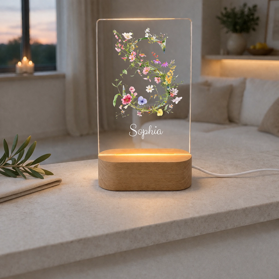 Personalisiertes LED Nachtlicht mit floralem Monogramm & Wunschname | Acrylglas Lampe mit Holzsockel