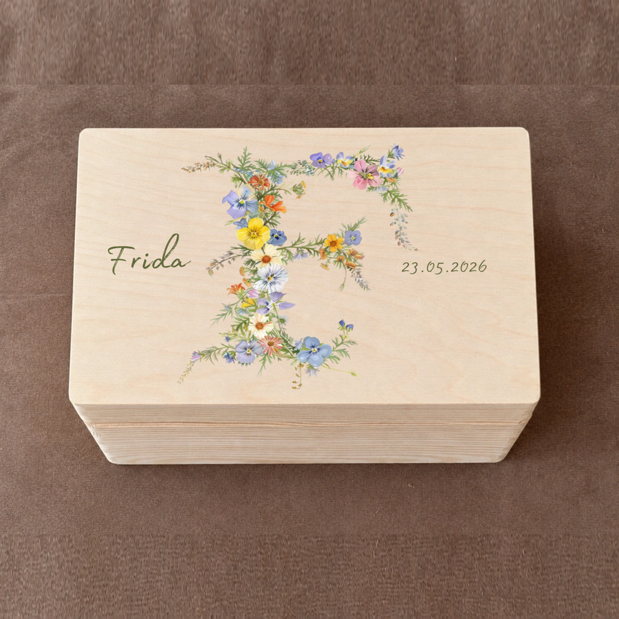 Personalisierte Memory Box aus Holz | Erinnerungsbox mit Blumenbuchstabe