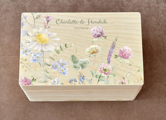 Personalisierte Holz Erinnerungsbox mit floralem Design und Namen