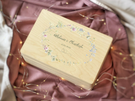 Personalisierte Holzkiste Hochzeit mit Namen und Datum Erinnerungsbox mit Blumenkranz