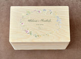 Personalisierte Holzkiste Hochzeit mit Namen und Datum Erinnerungsbox mit Blumenkranz