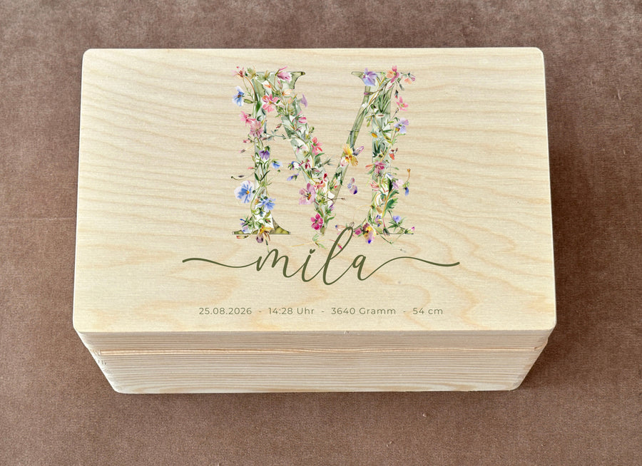 Personalisierte Erinnerungskiste mit Wildblumen Monogramm & Namen – Holzkiste zur Geburt für Baby Erinnerungen & Andenken