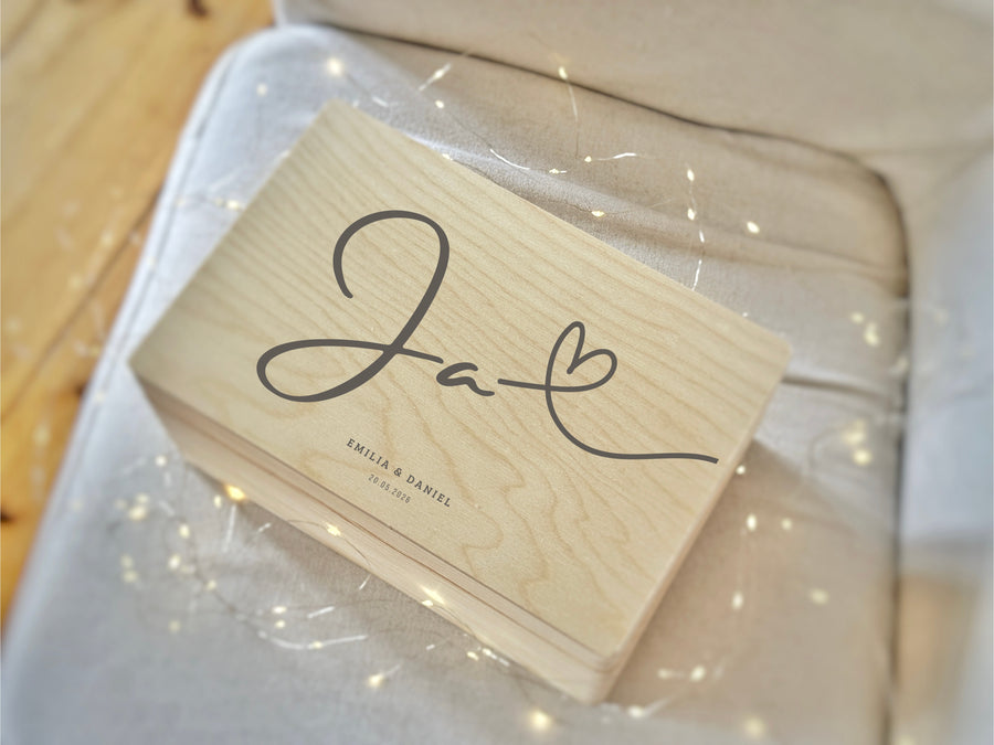Personalisierte Hochzeitsbox,
Hochzeits Erinnerungsbox Holz,
Hochzeitsbox mit Gravur,
Personalisierte Erinnerungsbox Hochzeit,
Hochzeitsgeschenk personalisiert,
Erinnerungsbox Hochzeit Namen Datum,
Holzbox Hochzeit personalisiert