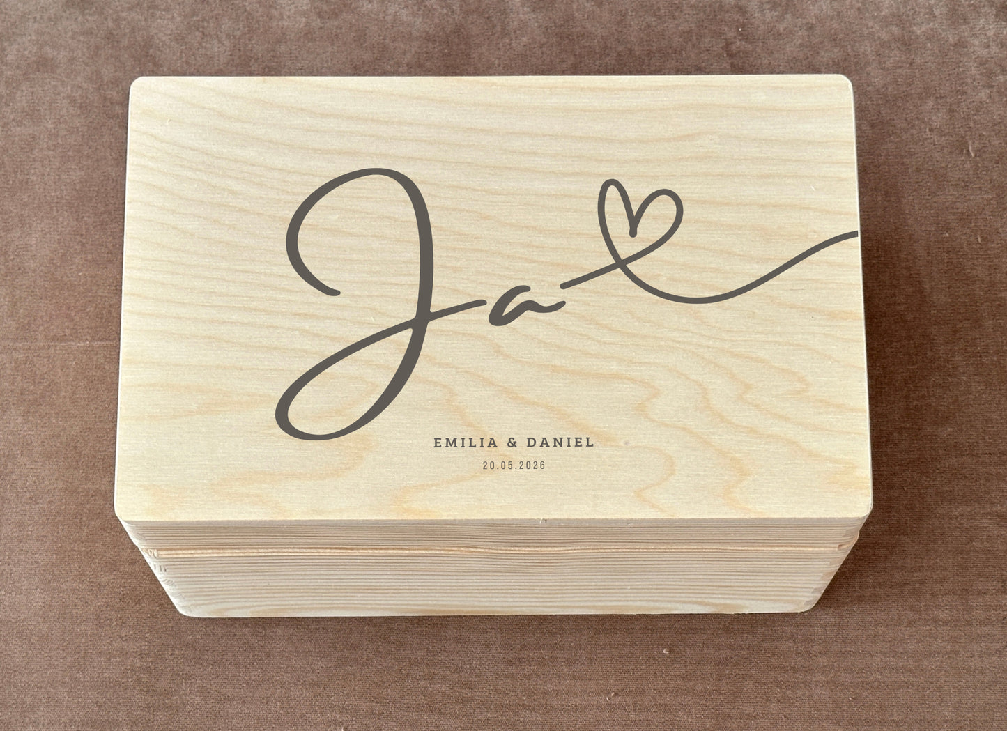 Hochzeitsbox Paar Geschenk,
Memory Box Hochzeit,
Personalisierte Geschenkbox Hochzeit,
Hochzeitsbox mit Namen,
Hochzeits Andenken Box,
Gravierte Holzbox Hochzeit,
Geschenk für Brautpaar personalisiert,
Hochzeitsbox Ja Design