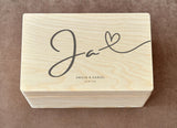Hochzeitsbox Paar Geschenk,
Memory Box Hochzeit,
Personalisierte Geschenkbox Hochzeit,
Hochzeitsbox mit Namen,
Hochzeits Andenken Box,
Gravierte Holzbox Hochzeit,
Geschenk für Brautpaar personalisiert,
Hochzeitsbox Ja Design