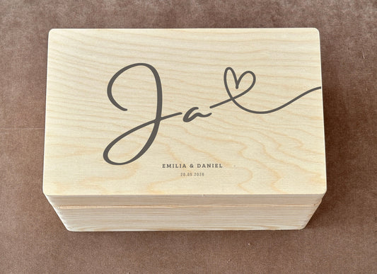 Hochzeitsbox Paar Geschenk,
Memory Box Hochzeit,
Personalisierte Geschenkbox Hochzeit,
Hochzeitsbox mit Namen,
Hochzeits Andenken Box,
Gravierte Holzbox Hochzeit,
Geschenk für Brautpaar personalisiert,
Hochzeitsbox Ja Design