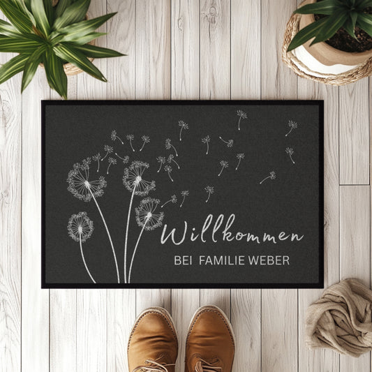 Personalisierte Fußmatte mit Namen – Willkommen bei Familie – Pusteblume Türmatte mit Gummirand