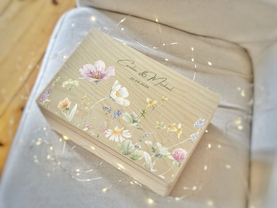 Personalisierte Holz Erinnerungsbox mit Wildblumen Design