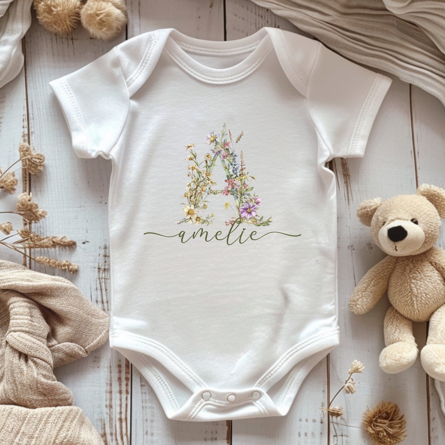 Personalisierter Baby Bio Body mit Wildblumen Monogramm & Namen – Geschenk zur Geburt für Mädchen & Jungen