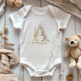 Personalisierter Baby Bio Body mit Wildblumen Monogramm & Namen – Geschenk zur Geburt für Mädchen & Jungen