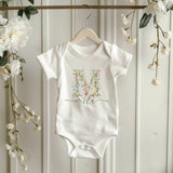 Personalisierter Baby Bio Body mit Wildblumen Monogramm & Namen – Geschenk zur Geburt für Mädchen & Jungen