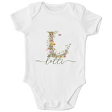 Personalisierter Baby Bio Body mit Wildblumen Monogramm & Namen – Geschenk zur Geburt für Mädchen & Jungen